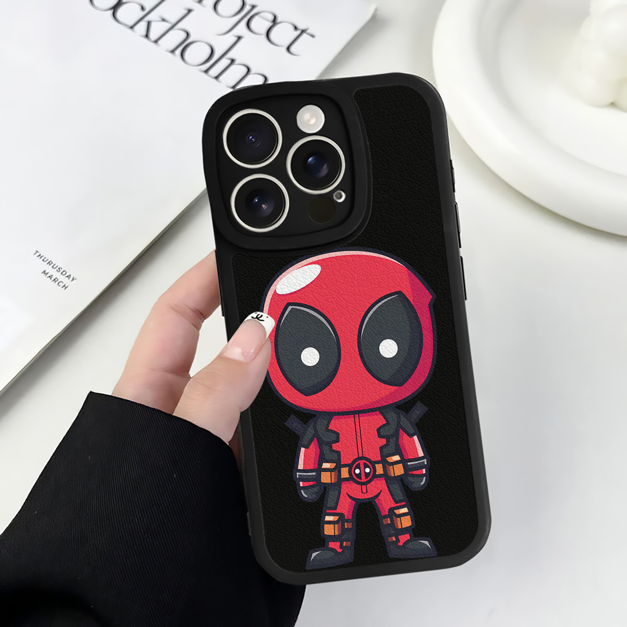 （画像用） Deadpool デッドプール 【iPhone 16シリーズ対応】シリコンスマホケース（レザー調） 材質：シリコン